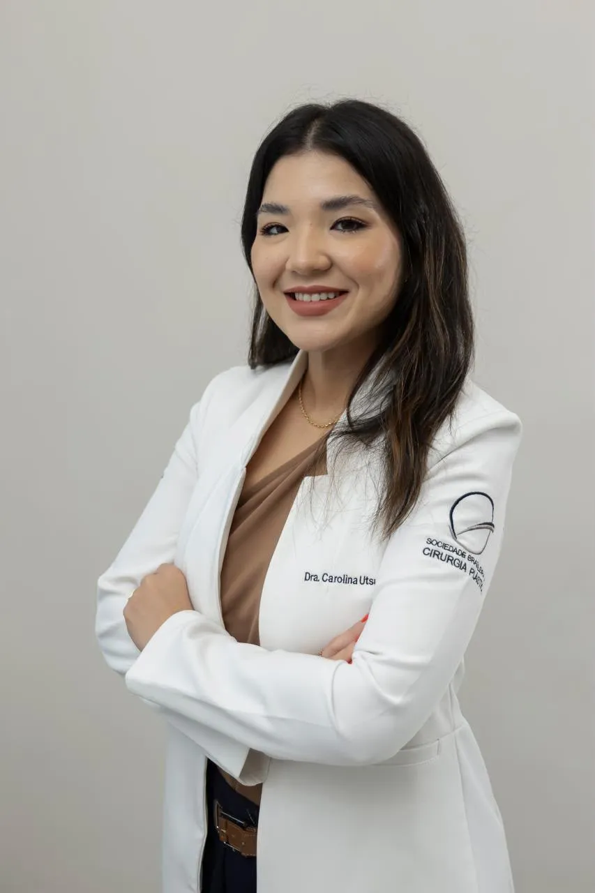 Dra. Carolina Utsunomiya de jaleco branco